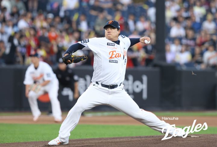 [서울=뉴시스] 프로야구 한화 이글스 류현진이 2일 대전 한화생명볼파크에서 열린 2025 신한 쏠뱅크 KBO리그 KIA 타이거즈와의 경기에 선발 등판해 공을 던지고 있다. (사진=한화 이글스 제공) 2025.09.02. *재판매 및 DB 금지