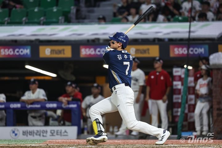 [서울=뉴시스] 프로야구 NC 다이노스 김주원이 31일 인천 SSG랜더스필드에서 열린 2025 신한 쏠뱅크 KBO리그 SSG 랜더스와의 경기에서 안타를 치고 있다. (사진=SSG 랜더스 제공) 2025.08.31. *재판매 및 DB 금지
