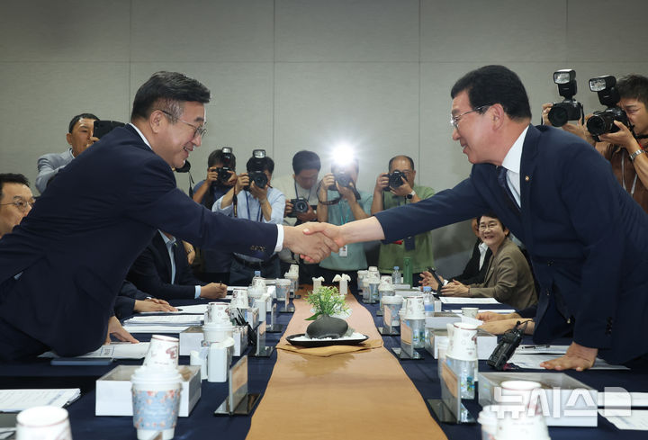 [서울=뉴시스] 고승민 기자 = 윤호중 행정안전부 장관과 신정훈 국회 행정안전위원장이 2일 서울 여의도 국회에서 열린 행정안전부-행정안전위원회 당정협의에서 인사를 하고 있다. 2025.09.02. kkssmm99@newsis.com