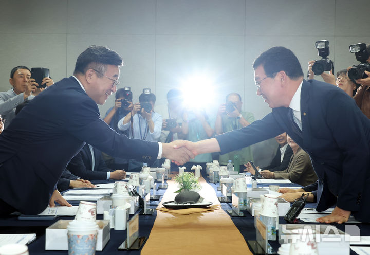 [서울=뉴시스] 고승민 기자 = 윤호중 행정안전부 장관과 신정훈 국회 행정안전위원장이 2일 서울 여의도 국회에서 열린 행정안전부-행정안전위원회 당정협의에서 인사를 하고 있다. 2025.09.02. kkssmm99@newsis.com