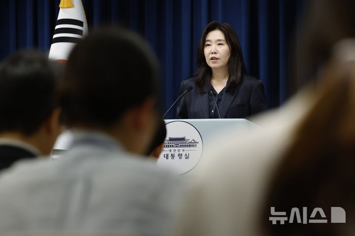 [서울=뉴시스] 최동준 기자 = 강유정 대변인이 2일 서울 용산 대통령실 청사에서 UN 총회 참석 관련 브리핑을 하고 있다. 2025.09.02. photocdj@newsis.com