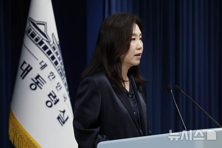 [서울=뉴시스] 최동준 기자 = 강유정 대변인이 2일 서울 용산 대통령실 청사에서 UN 총회 참석 관련 브리핑을 하고 있다. 2025.09.02. photocdj@newsis.com