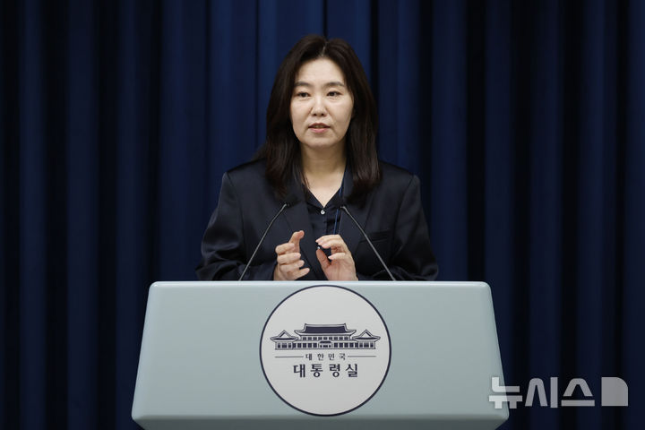 [서울=뉴시스] 최동준 기자 = 강유정 대변인이 2일 서울 용산 대통령실 청사에서 UN 총회 참석 관련 브리핑을 하고 있다. 2025.09.02. photocdj@newsis.com