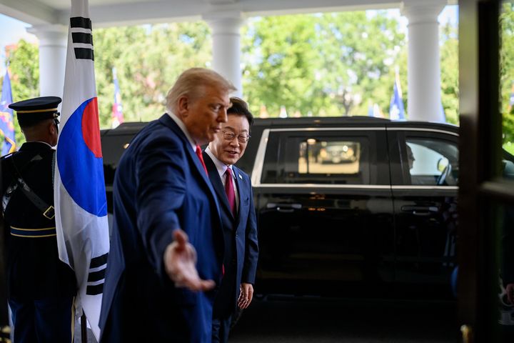 [서울=뉴시스] 도널드 트럼프 대통령이 지난 8월 25일(현지 시간) 백악관 서관 입구에서 이재명 대한민국 대통령을 맞이하고 있다. (사진=백악관 제공) 2025.09.02. photo@newsis.com *재판매 및 DB 금지