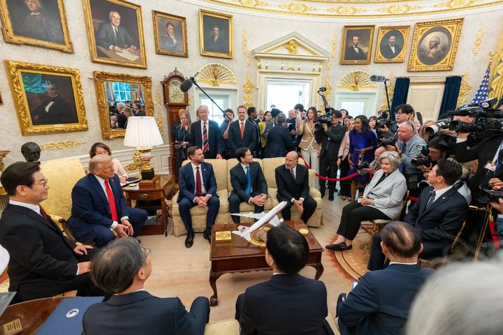 [서울=뉴시스] 도널드 트럼프 대통령이 지난 8월 25일(현지 시간) 백악관 오벌 오피스에서 이재명 대통령과 한미 정상회담을 하고 있다. (사진=백악관 제공) 2025.09.02. photo@newsis.com *재판매 및 DB 금지