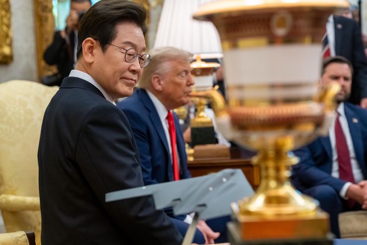 [서울=뉴시스]  이재명 대통령이 지난 8월 25일(현지 시간) 미국 워싱턴DC 백악관에서 도널드 트럼프 미국 대통령과 한미 정상회담을 하고 있는 가운데 B-2 스텔스기 모형을 바라보고 있다. (사진=백악관 제공) 2025.09.02. photo@newsis.com *재판매 및 DB 금지