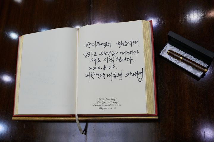 [서울=뉴시스] 이재명 대통령이 지난 8월 25일(현지 시간) 도널드 트럼프 대통령과의 양자 회담을 앞두고 루즈벨트 룸에서 방명록에 서명했다. (사진=백악관 제공) 2025.09.02. photo@newsis.com *재판매 및 DB 금지