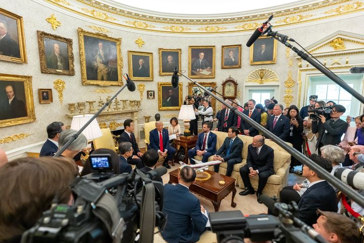 [서울=뉴시스] 도널드 트럼프 대통령이 지난 8월 25일(현지 시간) 백악관 오벌 오피스에서 이재명 대통령과 한미 정상회담을 하고 있다. (사진=백악관 제공) 2025.09.02. photo@newsis.com *재판매 및 DB 금지