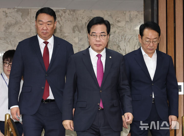 [서울=뉴시스] 김금보 기자 = 국민의힘 송언석(가운데) 원내대표가 정희용(왼쪽) 사무총장, 김도읍 정책위의장이 2일 오전 서울 여의도 국회에서 원내대책회의에 참석하고 있다. 2025.09.02. kgb@newsis.com