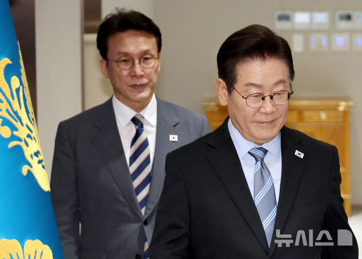 [서울=뉴시스] 고범준 기자 = 이재명 대통령이 2일 서울 용산 대통령실 청사에서 열린 제40회 국무회의에 입장하고 있다. (대통령실통신사진기자단) 2025.09.02 bjko@newsis.com