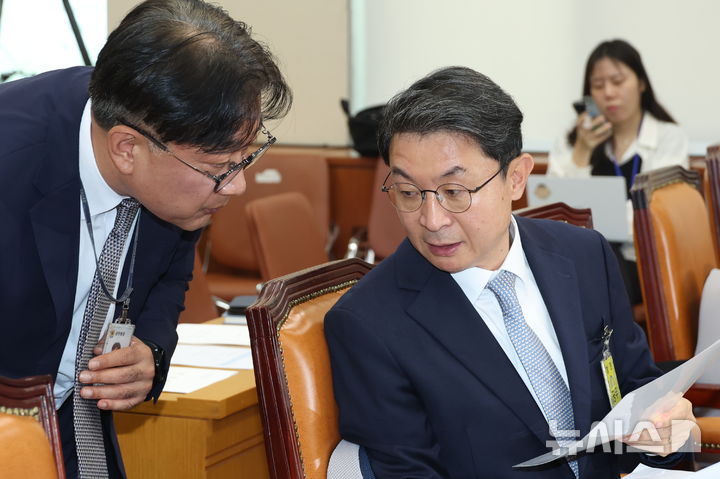 [서울=뉴시스] 고승민 기자 = 이억원 금융위원장 후보자가 2일 서울 여의도 국회에서 열린 정무위원회의 인사청문회에서 관계자와 대화하고 있다. 2025.09.02. kkssmm99@newsis.com