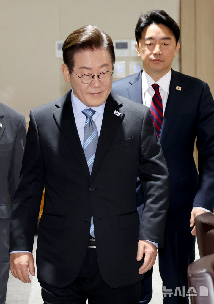 [서울=뉴시스] 고범준 기자 = 이재명 대통령이 2일 서울 용산 대통령실 청사에서 열린 제40회 국무회의에 입장하고 있다. (대통령실통신사진기자단) 2025.09.02 bjko@newsis.com