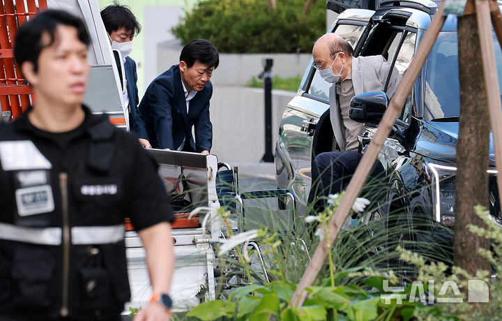 [서울=뉴시스] 이영환 기자 = 이봉관 서희건설 회장이 2일 오전 서울 종로구 광화문 김건희 특검팀(특별검사 민중기)에 도착해 차에서 내리고 있다. 2025.09.02. 20hwan@newsis.com