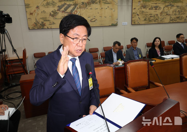 [서울=뉴시스] 김금보 기자 = 최교진 사회부총리 겸 교육부 장관 후보자가 2일 서울 여의도 국회에서 열린 교육위원회의 인사청문회에서 선서를 하고 있다. 2025.09.02. kgb@newsis.com