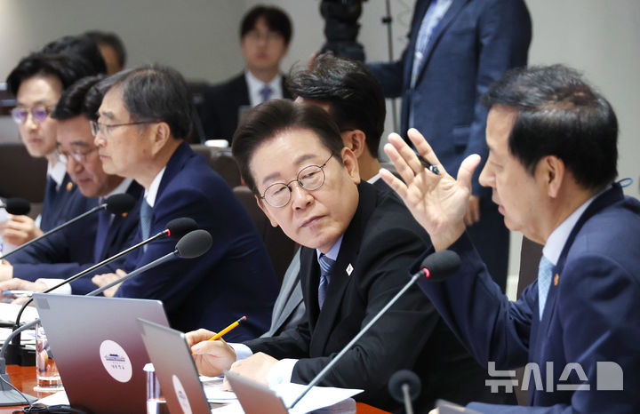 [서울=뉴시스] 고범준 기자 = 이재명 대통령이 2일 서울 용산 대통령실 청사에서 열린 제40회 국무회의에서 구윤철 경제부총리 겸 기획재정부 장관의 발언을 듣고 있다. (대통령실통신사진기자단) 2025.09.02 bjko@newsis.com