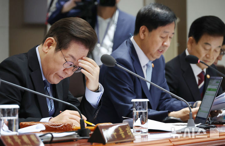 [서울=뉴시스] 고범준 기자 = 이재명 대통령이 2일 서울 용산 대통령실 청사에서 열린 제40회 국무회의에서 자료를 살펴보고 있다. (대통령실통신사진기자단) 2025.09.02 bjko@newsis.com