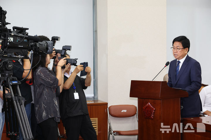 [서울=뉴시스] 김금보 기자 = 최교진 사회부총리 겸 교육부 장관 후보자가 2일 서울 여의도 국회에서 열린 교육위원회의 인사청문회에서 발언을 하고 있다. 2025.09.02. kgb@newsis.com