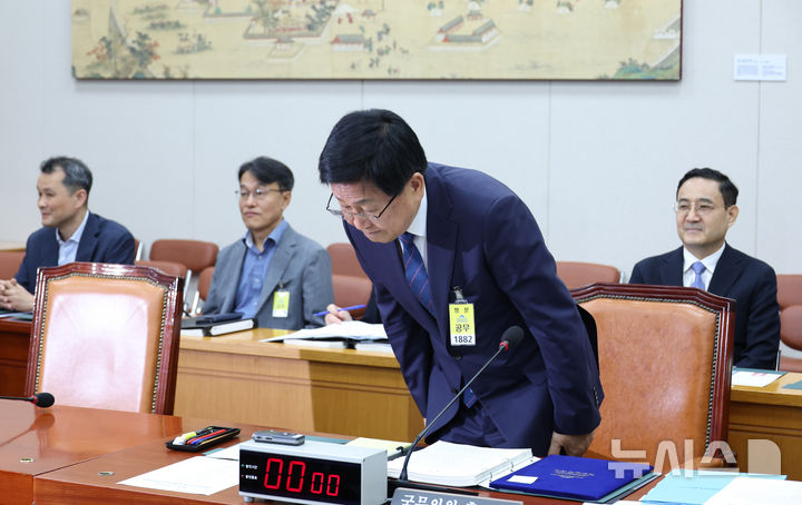 [서울=뉴시스] 김금보 기자 = 최교진 사회부총리 겸 교육부 장관 후보자가 지난 2일 서울 여의도 국회에서 열린 교육위원회의 인사청문회 시작에 앞서 국회의원들에게 인사하는 모습. 2025.09.02. kgb@newsis.com