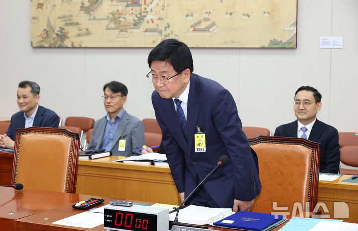 [서울=뉴시스] 김금보 기자 = 최교진 사회부총리 겸 교육부 장관 후보자가 2일 서울 여의도 국회에서 열린 교육위원회의 인사청문회 시작에 앞서 국회의원들에게 인사하고 있다. 2025.09.02. kgb@newsis.com