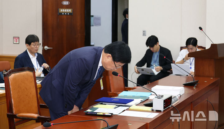 [서울=뉴시스] 김금보 기자 = 최교진 사회부총리 겸 교육부 장관 후보자가 2일 서울 여의도 국회에서 열린 교육위원회의 인사청문회 시작에 앞서 국회의원들에게 인사하고 있다. 2025.09.02. kgb@newsis.com