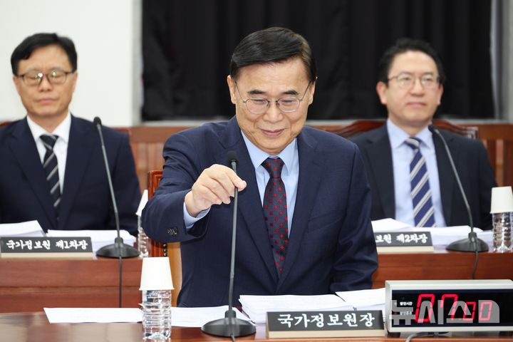 [서울=뉴시스] 고승민 기자 = 이종석 국가정보원장이 2일 서울 여의도 국회 정보위 전체회의에 출석해 마이크를 조정하고 있다. (공동취재) 2025.09.02. photo@newsis.com