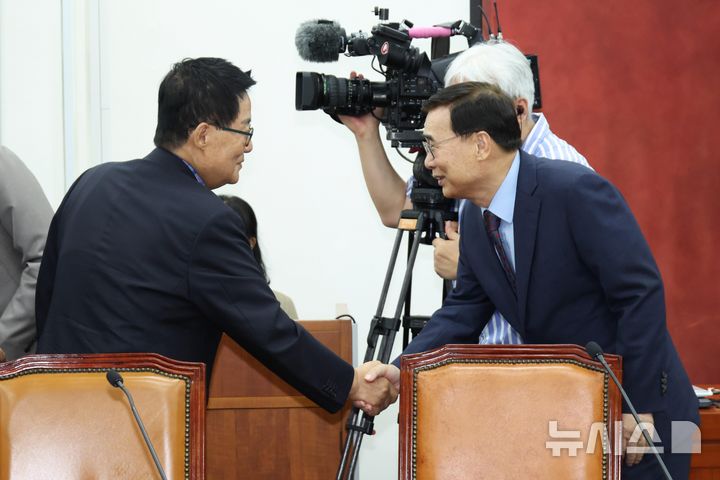 [서울=뉴시스] 고승민 기자 = 이종석 국가정보원장이 2일 서울 여의도 국회 정보위 전체회의에 출석해 박지원 더불어민주당 의원과 악수하고 있다. (공동취재) 2025.09.02. photo@newsis.com