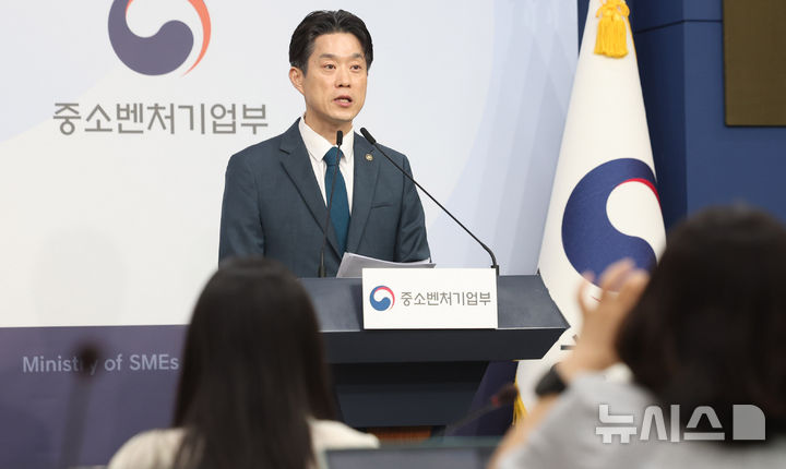 [서울=뉴시스] 추상철 기자 = 노용석 중소벤처기업부 차관이 2일 오전 서울 종로구 정부서울청사에서 '2026년 중소벤처기업부 예산안 편성(안)' 등과 관련 주요현안사항에 대한 브리핑을 하고 있다. 2025.09.02. scchoo@newsis.com