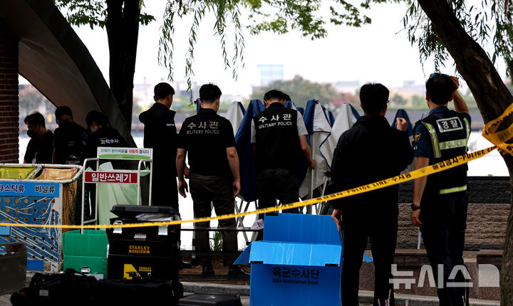 [대구=뉴시스] 이무열 기자 = 2일 대구 수성구 수성못 인근에서 육군수사단, 경찰과학수사대 등이 현장조사를 벌이고 있다.&nbsp; 이날 오전 수성못 화장실 뒤편에서 경북 영천시 육군 직할부대 소속 한 대위가 총상을 입고 숨진 채 발견됐다. 2025.09.02. lmy@newsis.com