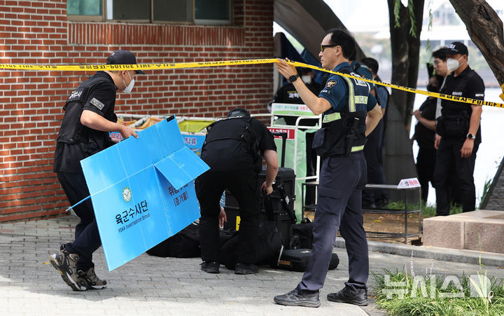 [대구=뉴시스] 이무열 기자 = 2일 대구 수성구 수성못 인근에서 육군수사단, 경찰과학수사대 등이 현장조사를 벌이고 있다. 이날 오전 수성못 화장실 뒤편에서 경북 영천시 육군 직할부대 소속 한 대위가 총상을 입고 숨진 채 발견됐다. 2025.09.02. lmy@newsis.com