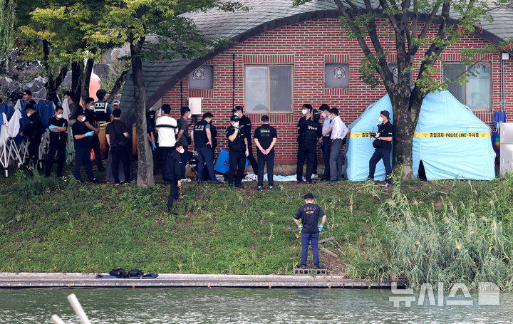 [대구=뉴시스] 이무열 기자 = 2일 대구 수성구 수성못 인근에서 육군수사단, 경찰과학수사대 등이 현장조사를 벌이고 있다. 이날 오전 수성못 화장실 뒤편에서 경북 영천시 육군 직할부대 소속 한 대위가 총상을 입고 숨진 채 발견됐다. 2025.09.02. lmy@newsis.com