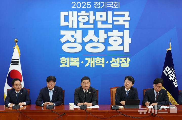 [서울=뉴시스] 고승민 기자 = 김병기 더불어민주당 원내대표가 2일 서울 여의도 국회에서 2025 정기국회 관련 기자회견을 하고 있다. 2025.09.02. kkssmm99@newsis.com