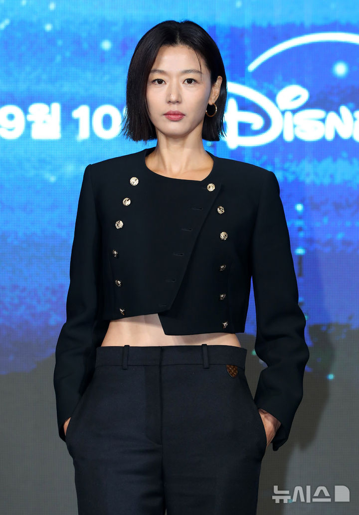 [서울=뉴시스] 김혜진 기자 = 배우 전지현이 2일 오전 서울 종로구 포시즌스 호텔에서 열린 디즈니 플러스 오리지널 시리즈 '북극성' 제작발표회에서 포즈를 취하고 있다. 2025.09.02. jini@newsis.com