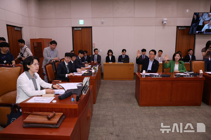 [서울=뉴시스] 김명년 기자 = 2일 서울 여의도 국회에서 열린 법제사법위원회 전체회의에서 국민의힘 나경원 의원 등이 추미애 위원장에게 의사진행발언을 요청하고 있다. 2025.09.02. kmn@newsis.com