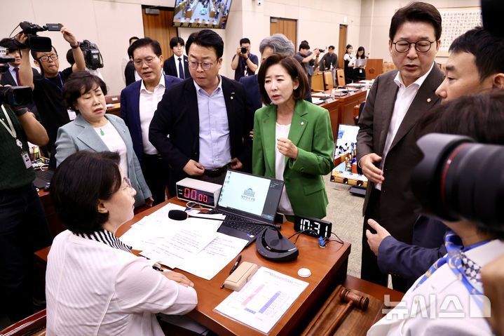 [서울=뉴시스] 김명년 기자 = 2일 서울 여의도 국회에서 열린 법제사법위원회 전체회의에서 나경원 국민의힘 의원 등이 추미애 위원장에게 의사 진행 방식에 대해 항의하고 있다. 2025.09.02. kmn@newsis.com