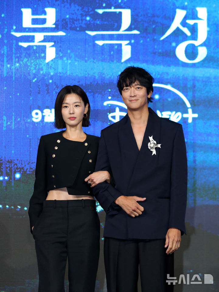 [서울=뉴시스] 김혜진 기자 = 배우 전지현(왼쪽), 강동원이 2일 오전 서울 종로구 포시즌스 호텔에서 열린 디즈니 플러스 오리지널 시리즈 '북극성' 제작발표회에서 포즈를 취하고 있다. 2025.09.02. jini@newsis.com