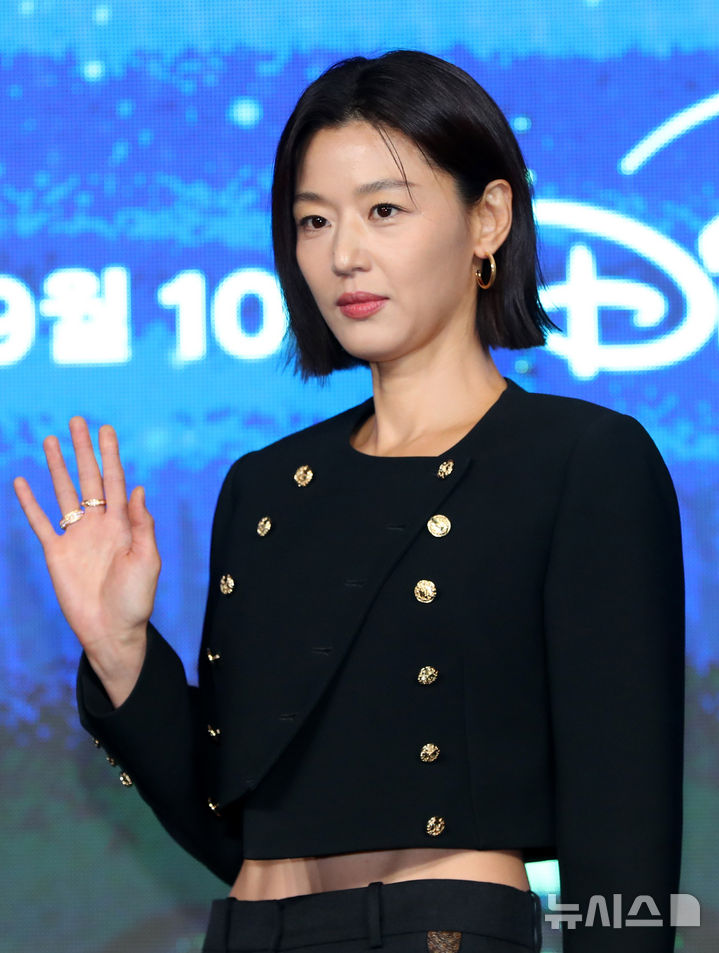 [서울=뉴시스] 김혜진 기자 = 배우 전지현이 2일 오전 서울 종로구 포시즌스 호텔에서 열린 디즈니 플러스 오리지널 시리즈 '북극성' 제작발표회에서 포즈를 취하고 있다. 2025.09.02. jini@newsis.com