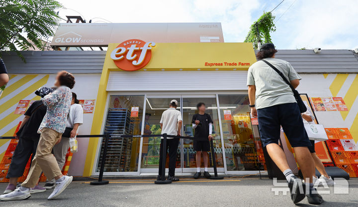 [서울=뉴시스] 황준선 기자 = 2일 오전 서울 성동구 글로우 성수에 마련된 유튜버 '슈카월드'의 베이커리 팝업 스토어 ETF베이커리 모습.슈카월드가 공간·브랜드 기획사인 글로우서울과 협업한 'ETF베이커리'는 빵과 인플레이션을 결합한 이른바 '빵플레이션' 프로젝트의 일환으로 지속적인 빵값 상승에 문제의식을 느끼고 시중보다 훨씬 낮은 가격으로 제품을 제공하는 것이 특징이다. 해당 팝업스토어에서는 소금빵 990원, 베이글 990원, 바게트 990원, 식빵 1990원, 명란바게트 2450원 등 전반적으로 파격적인 가격이 책정됐다. 2025.09.02. hwang@newsis.com