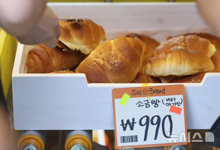 [서울=뉴시스] 황준선 기자 = 2일 오전 서울 성동구 글로우 성수에 마련된 유튜버 '슈카월드'의 베이커리 팝업 스토어 ETF베이커리를 찾은 시민들이 990원에 판매되는 소금빵을 고르고 있다. 슈카월드가 공간·브랜드 기획사인 글로우서울과 협업한 'ETF베이커리'는 빵과 인플레이션을 결합한 이른바 '빵플레이션' 프로젝트의 일환으로 지속적인 빵값 상승에 문제의식을 느끼고 시중보다 훨씬 낮은 가격으로 제품을 제공하는 것이 특징이다. 해당 팝업스토어에서는 소금빵 990원, 베이글 990원, 바게트 990원, 식빵 1990원, 명란바게트 2450원 등 전반적으로 파격적인 가격이 책정됐다. 2025.09.02. hwang@newsis.com