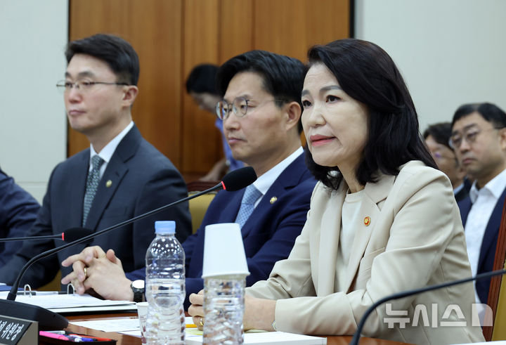 [서울=뉴시스] 고승민 기자 = 이진숙 방송통신위원장이 2일 서울 여의도 국회에서 열린 과학기술정보방송통신위원회 전체회의에서 의원 질의에 답하고 있다. 2025.09.02. kkssmm99@newsis.com