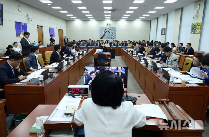 [서울=뉴시스] 고승민 기자 = 2일 서울 여의도 국회에서 열린 과학기술정보방송통신위원회 전체회의에서 최민희 위원장이 회의를 주재하고 있다. 2025.09.02. kkssmm99@newsis.com