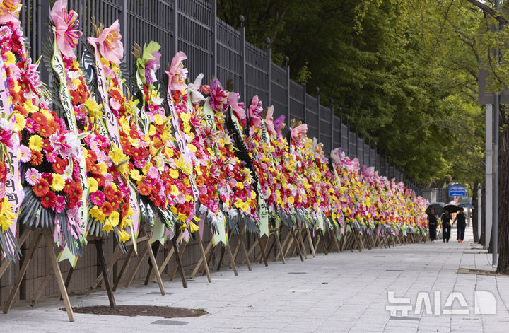 [과천=뉴시스] 김근수 기자 = 2일 경기 과천시 정부과천청사 인근에 이진숙 방송통신위원장 응원 화환이 놓여 있다. 2025.09.02. ks@newsis.com