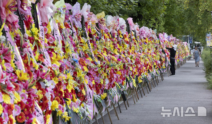 [과천=뉴시스] 김근수 기자 = 2일 경기 과천시 정부과천청사 인근에 이진숙 방송통신위원장 응원 화환이 놓여 있다. 2025.09.02. ks@newsis.com