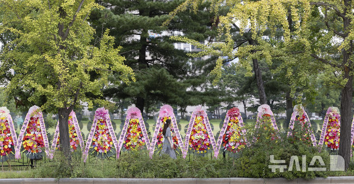 [과천=뉴시스] 김근수 기자 = 2일 경기 과천시 정부과천청사 인근에 이진숙 방송통신위원장 응원 화환이 놓여 있다. 2025.09.02. ks@newsis.com