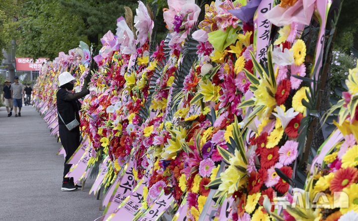 [과천=뉴시스] 김근수 기자 = 2일 경기 과천시 정부과천청사 인근에 이진숙 방송통신위원장 응원 화환이 놓여 있다. 2025.09.02. ks@newsis.com