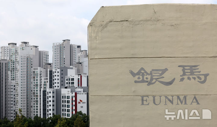 [서울=뉴시스] 조성우 기자 = 서울 강남권을 대표하는 노후 대단지 아파트인 은마아파트가 최고 49층 5893세대 규모 단지로 탈바꿈한다. 서울시는 지난 1일 제9차 도시계획위원회 신속통합기획 정비사업 등 수권분과위원회에서 강남구 은마아파트 재건축 정비계획 결정 변경안을 수정 가결했다고 2일 밝혔다. 사진은 이날(2일) 서울 강남구 은마아파트 단지 너머로 신축 아파트단지가 보이고 있다. 2025.09.02. xconfind@newsis.com