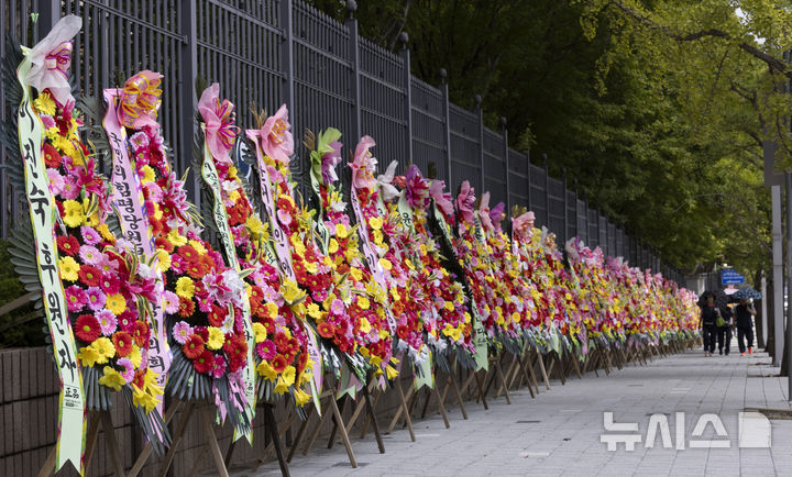 [과천=뉴시스] 김근수 기자 = 2일 경기 과천시 정부과천청사 인근에 이진숙 방송통신위원장 응원 화환이 놓여 있다. 2025.09.02. ks@newsis.com