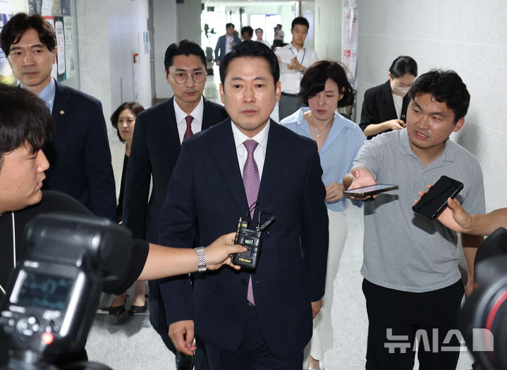 [서울=뉴시스] 김금보 기자 = 장동혁 국민의힘 대표가 2일 서울 여의도 국회 의원회관에서 조은석 특검팀이 압수수색을 진행 중인 추경호 의원실을 방문한 후 돌아가고 있다. 2025.09.02. kgb@newsis.com