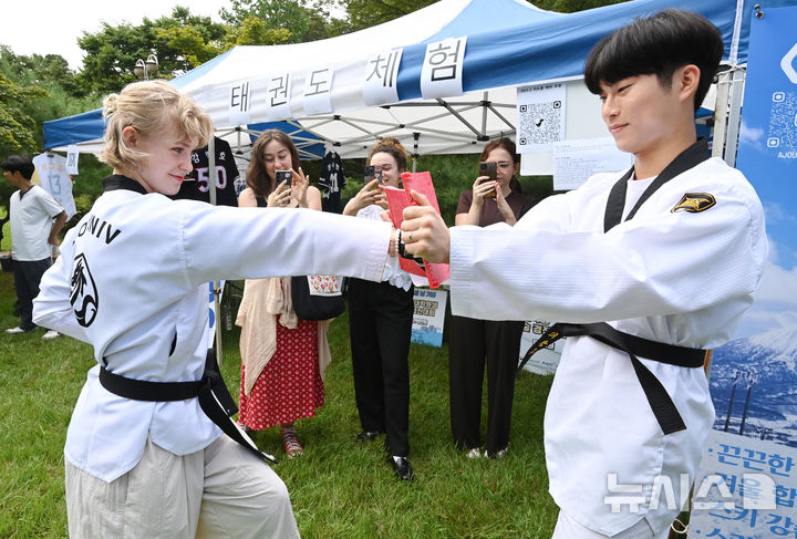 [수원=뉴시스] 김종택 기자 = 2일 경기 수원시 아주대학교에서 열린 동아리 박람회에서 외국인 유학생들이 태권도 체험을 하고 있다. 2025.09.02. jtk@newsis.com