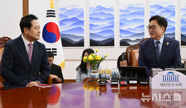 [서울=뉴시스] 김금보 기자 = 우원식 국회의장이 2일 서울 여의도 국회에서 장동혁 국민의힘 대표의 예방을 받고 모두발언을 하고 있다. (공동취재) 2025.09.02. photo@newsis.com