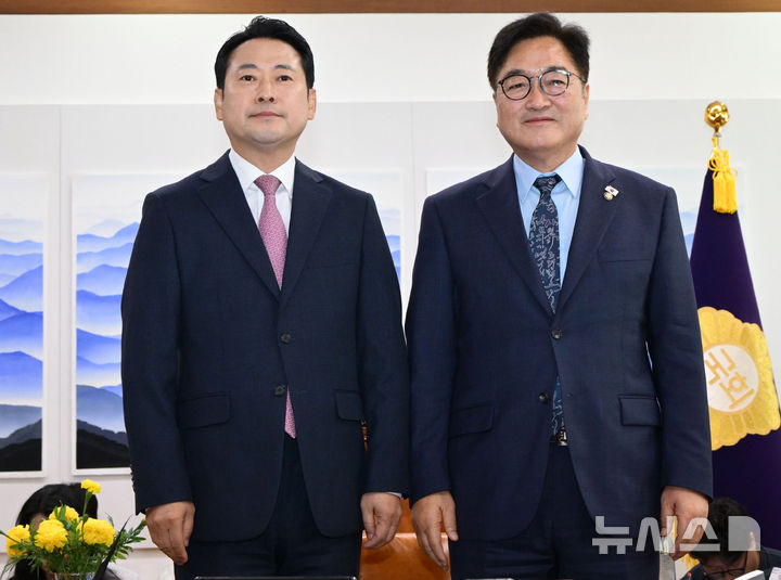 [서울=뉴시스] 김금보 기자 = 장동혁 국민의힘 대표가 2일 서울 여의도 국회에서 우원식 국회의장을 예방해 기념촬영을 하고 있다. (공동취재) 2025.09.02. photo@newsis.com